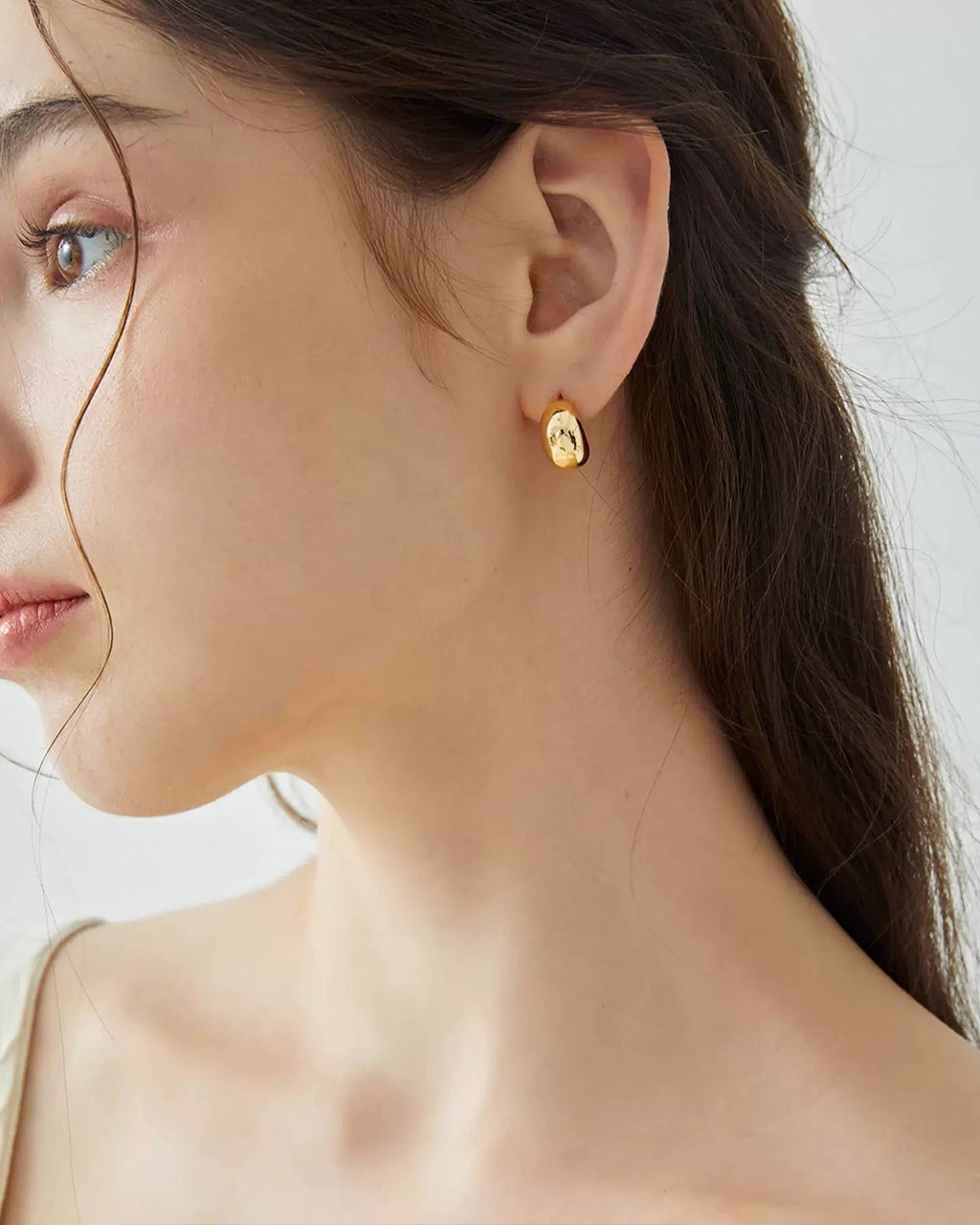 Lunar Serenade - Golden Crescent Earrings Amora